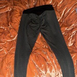 TikTok scrunch butt leggings never worn